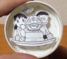 doraemon-kagit-bardakta-zaman-yolculugu-yapiyor